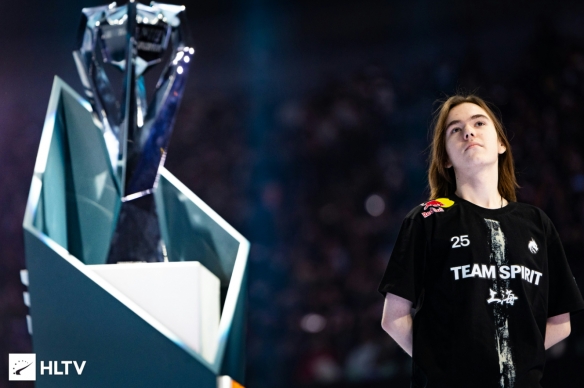 LPL documentary clip from JD Gaming Yagao ： 我在职业选手中算是比较老了