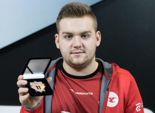 LCK季前赛中路选手分配： faker 担任辅助， Chovy 担任上路，徐秀担任AD